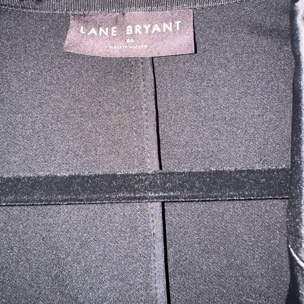 Elegant Black Blazer with Satin Lapel - Picture 4 of 4